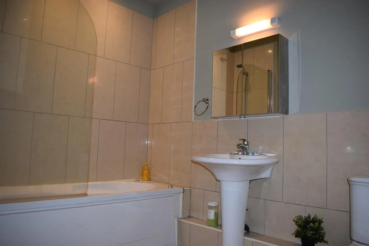 1 Bedroom Apartment With Balcony In 더블린 0*,