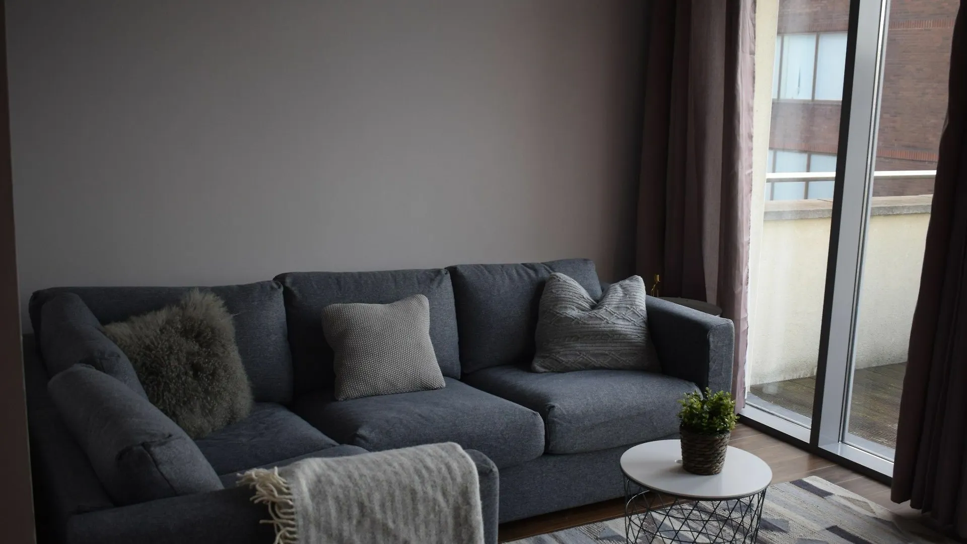 1 Bedroom Apartment With Balcony In 더블린