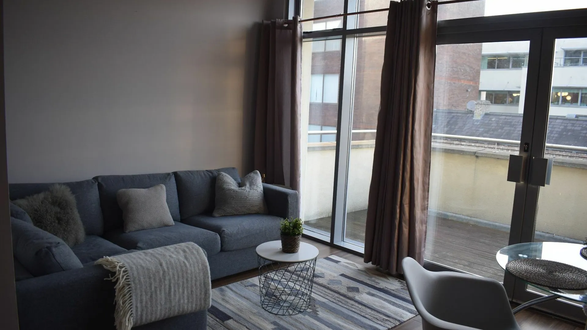 1 Bedroom Apartment With Balcony In 더블린 0*,